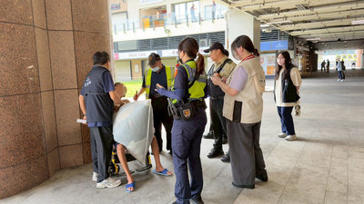台鐵台中站劃禁躺臥駐留區 街友行李收納管理