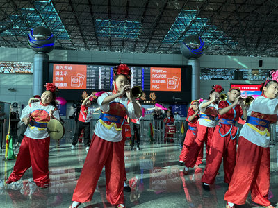 金門中正國小鼓吹隊赴捷克演出　桃機快閃秀吸睛