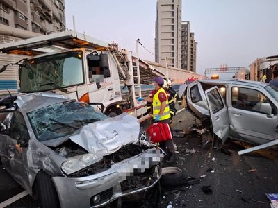 國道2號桃園八德段10車連環撞  7人受傷送醫