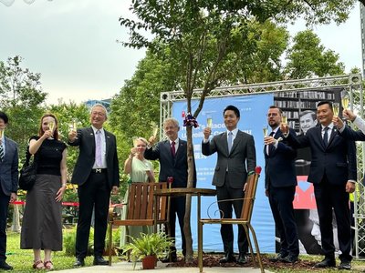 哈維爾的長椅揭幕　蔣萬安盼政黨間對話合作