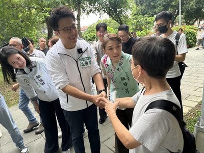 公園拜票　沈伯洋：聆聽基層聲音、盼大家認識我