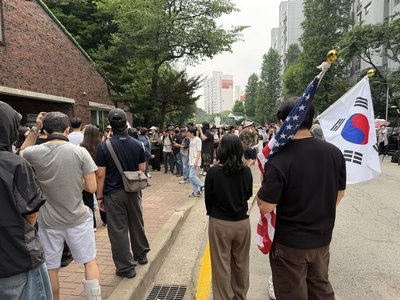 韓國首爾投票所選票不足爭議　示威群眾仍未散去