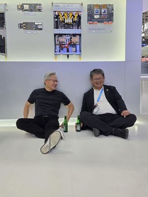黃仁勳逛電腦展席地而坐　「台味」開喝拉近供應鏈距離
