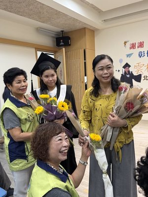 彰化圓夢行善團挹注雲林家扶  受助兒贈花致謝
