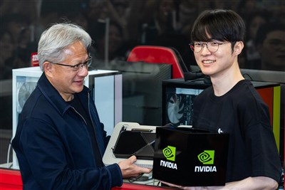 黃仁勳贈RTX 5090顯卡　Faker：對電競選手很重要[影]