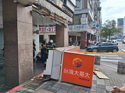 北市東區電信業者招牌掉落　2女被砸傷3機車受損