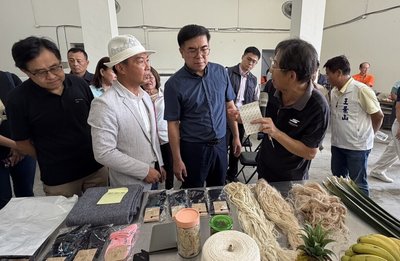 彭啓明訪屏東鳳梨葉取纖場 農廢變資源打造回收鏈