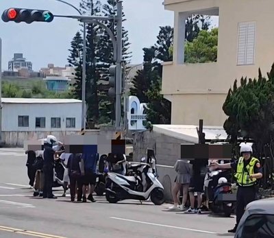 遊客拍照口角狹路相逢爆推擠　澎湖警及時化解衝突