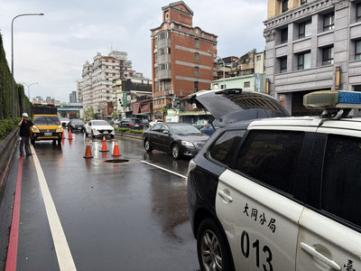 北市瞬間豪雨人孔蓋噴飛 3車壓到凹洞爆胎無人傷