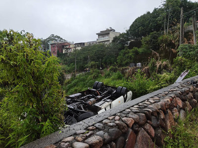 菲律賓旅遊團中巴翻落仁愛鄉邊坡 16人送醫其中6傷