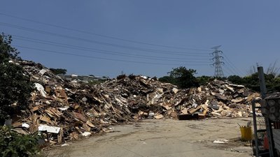 沙鹿清潔隊堆大量廢木材床墊 中市府：專案加速清運
