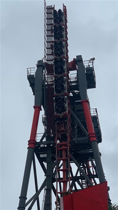 雲霄飛車20人卡半空8分鐘　麗寶：瞬間強風暴雨[影]