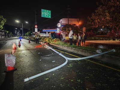 台中駕駛疑天雨車輛打滑  自撞道路分隔島及路燈
