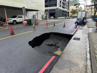 高雄大雨 鳳山道路疑污水管線破損出現坑洞
