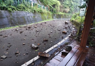 苗縣泰安象鼻村道路落石　村民冒險徒手清出車道