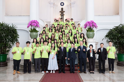 文藻志工跨海送暖馬國 英語陪伴計畫獲總統表揚
