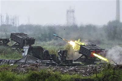 陸軍十軍團雷霆2000實彈射擊　克服地形障礙完成任務
