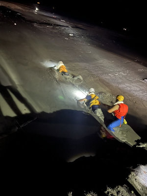 鄧姓工地主任遭馬太鞍溪水沖走　救援人員：幸運枕木頭獲救