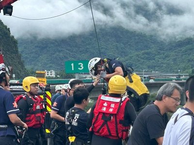 雨天巡視國道6號橋梁遇溪水暴漲　3工人受困獲救