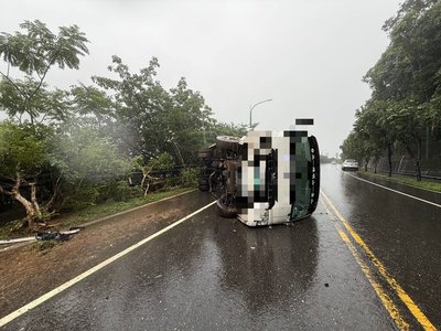 陽金公路公車側翻　司機與乘客共2人受傷送醫