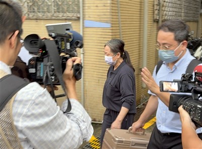 科控中心調度北送　徐春鶯電子腳鐐安裝完成離開