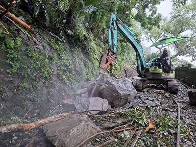 大雨致阿里山林鐵本線土石滑落　12日停駛