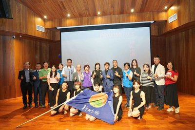 艸雨田舞蹈劇場登愛丁堡藝穗節　竹縣文化局授旗