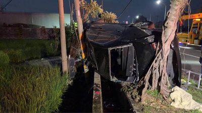台中梧棲車禍 小客車自撞路樹釀2死1傷