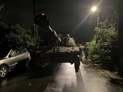 陸軍履帶車桃園楊梅巷弄會車不慎 撞5車、無人傷