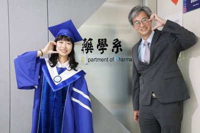 陽明交大畢典　藥學系清寒生：藥會過期但教育不會