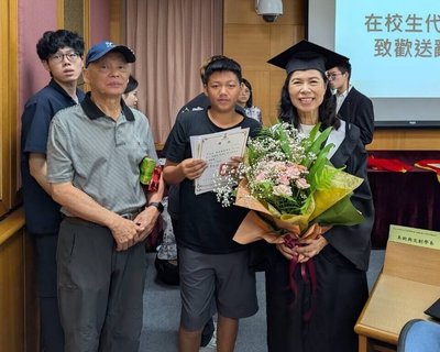 華梵大學畢典熟齡學生受矚　67歲阿嬤拿4項榮譽
