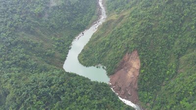 南投加走寮溪邊坡崩形成堰塞湖　估蓄水10萬公噸