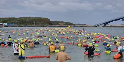 國際泳渡澎湖灣  逾千名選手風雨中下水挑戰