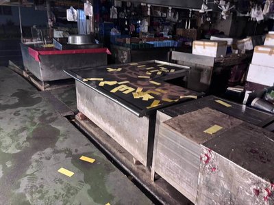高雄男不滿海鮮售價　黃昏市場噴漆撒冥紙送辦