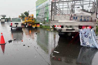 台南運豬車追撞停等紅燈前車 機車騎士當場死亡