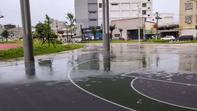 新竹香山風雨球場疑漏水惹民怨 市府:風大雨斜飄入