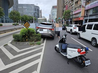 台北小巨蛋附近自撞車禍 變電箱受損一度停電