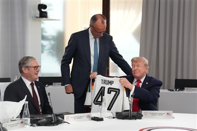 G7領袖聚焦戰爭貿易 麥克風捕獲場邊聊足球、戒菸