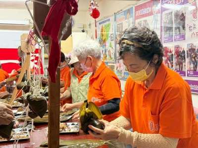 長輩不再足不出戶 弘道漢堡店早餐聚會解孤獨
