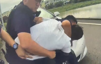 揹9案通緝逃亡1年多 男子台南駕車遭攔查逮捕歸案
