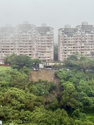 午後大雨新北新店社區前土石坍方 封路搶修中