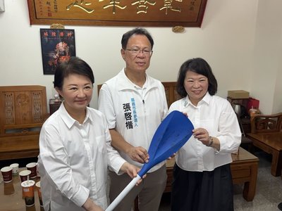 盧秀燕贈槳力挺張啓楷　盼選戰「同舟共濟」