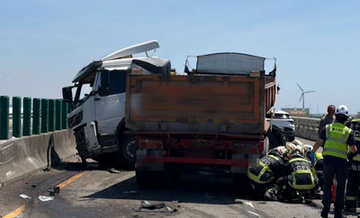 台61線曳引車自撞 駕駛噴飛遭自車後方車輪輾壓亡