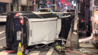 追捕拒檢機車基隆警車撞計程車側翻 3人送醫無大礙
