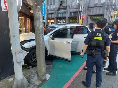 毒駕撞2車衝入店家　桃警查獲依托咪酯菸彈送辦