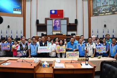 台東縣議會挺釋迦農 陳瑩邀梁文傑品嚐鳳梨釋迦冰棒