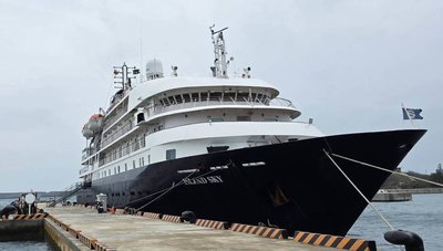 島嶼天空號郵輪掛靠馬公港 遊客晚間海上賞花火