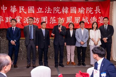 韓國瑜率團訪美首站抵鳳凰城　瞭解台企投資產業布局