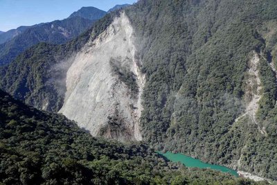 花蓮萬里溪堰塞湖日增20萬噸估19天蓄滿溢流 可能影響台鐵橋梁