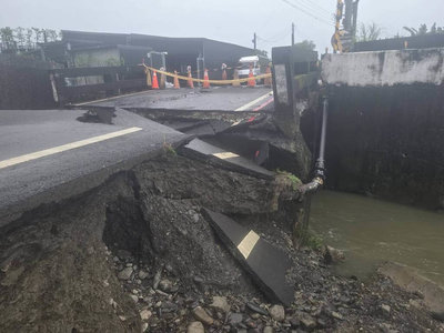 屏東強降雨興化廍潰堤水淹萬丹　萬巒鹿寮橋斷